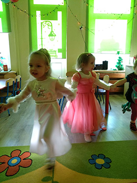 dzieci tańczą w kółeczku