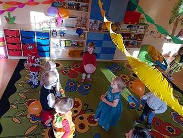 Dzieci bawią się balonai, część tańczy indywidualnie.