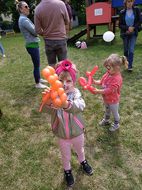 dziewczynka pokazuje swój balonik