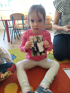 Dziewczynka trzyma zdjęcie
