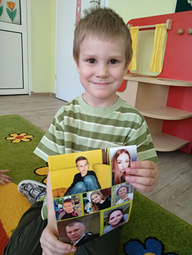 Chłopiec pokazuje zdjęcie swojej rodziny