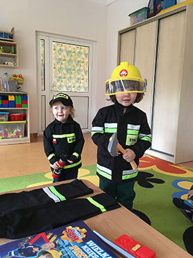 Na zdjęciu widać dwóch chłopców w mundurze strażaka.