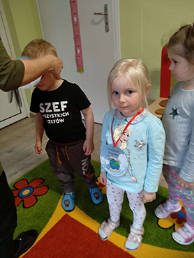 chłopiec otrzymuje medal ,,Przyjaciela przyrody”, obok stoi dziewczynka