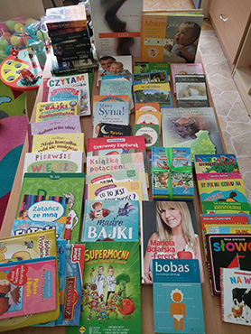 na zdjęciu widać poukładane na stoliku książki dla dzieci i książki dla dorosłych