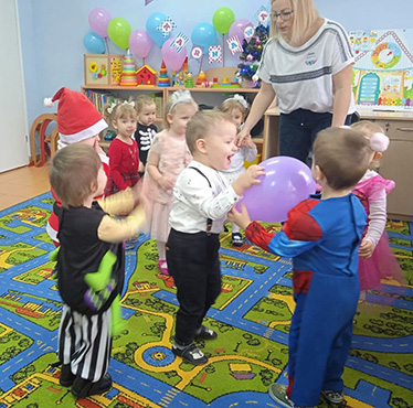 dzieci bawiące się balonem