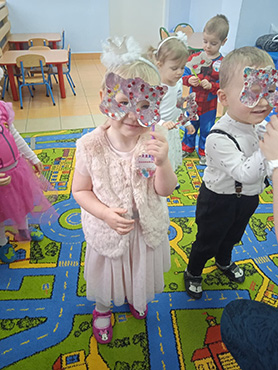 dzieci pozujące w maskach karnawałowych