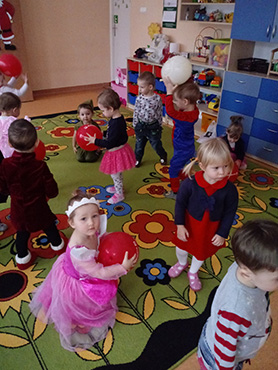 Dzieci bawiące się balonami