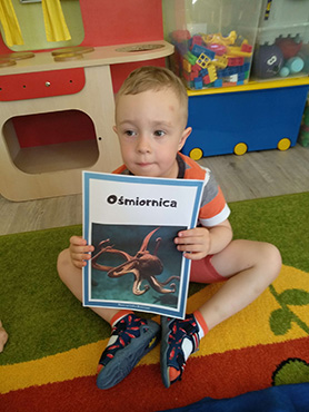 chłopczyk trzyma ilustracje ośmiornicy